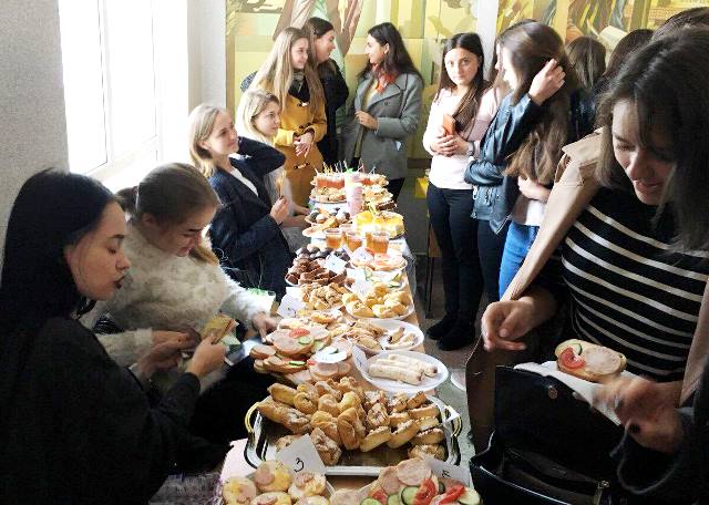 Осінній благодійний ярмарок на факультеті філології і журналістики у розпалі